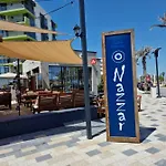 Blue Lagoon Pool & Mamaia Nord 公寓