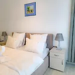Blue Lagoon Pool & Mamaia Nord 公寓