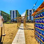 Blue Lagoon Pool & Mamaia Nord 公寓