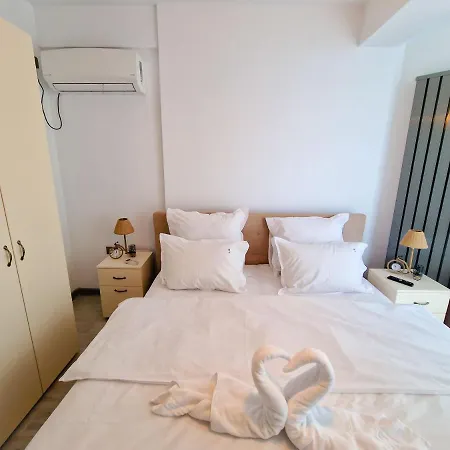 Blue Lagoon Pool & Mamaia Nord Apartment 4*