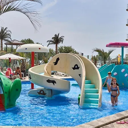 Blue Lagoon Pool & Mamaia Nord 4* Năvodari