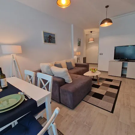 Blue Lagoon Pool & Mamaia Nord Apartment *
