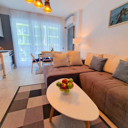 Blue Lagoon Pool & Mamaia Nord Apartment *
