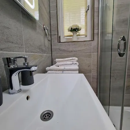 Blue Lagoon Pool & Mamaia Nord Apartment