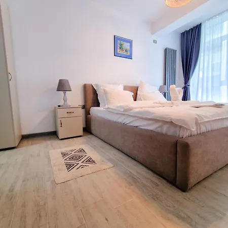 Blue Lagoon Pool & Mamaia Nord Apartment *