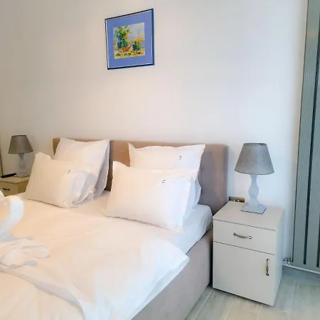 Blue Lagoon Pool & Mamaia Nord Apartment